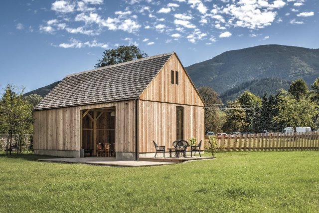 Nově postavená stodola o rozměrech 6 × 12 m s podezdívkou z opakujícího se pohledového betonu je ukázkou kvalitní tesařské a truhlářské práce.