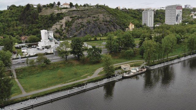 Lodní doprava po řekách do středů měst je jednoznačně správnou cestou pro budoucnost. V pozadí betonárna Libeň.