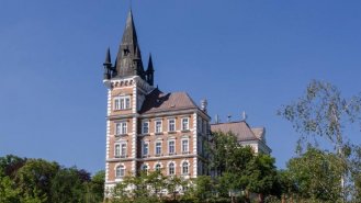 Nově zrekonstruovaná budova teplické střední školy v Poštovní ulici je otevřena nejen zájemcům o studium, ale i návštěvníkům malebné lázeňské oblasti