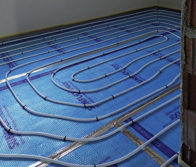 Použití reflexní fólie místo běžné separační vrstvy zlepší tepelnou izolaci podlahového polystyrenu