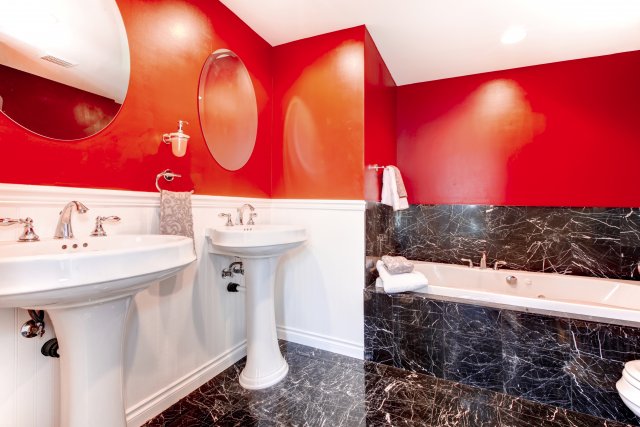 Mnohdy stačí nová červená výmalba a koupelna je jako zbrusu nová. V kombinaci s bílou či černou je to navíc téměř vždy sázka na jistotu.  foto: Artazum