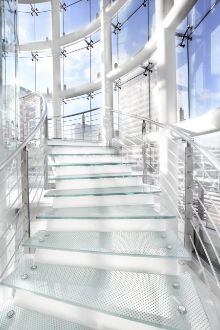 Skleněná schodiště a zábradlí jsou prvkem, který se hodí téměř do jakéhokoli interiéru foto: Charlesimage, Shutterstock