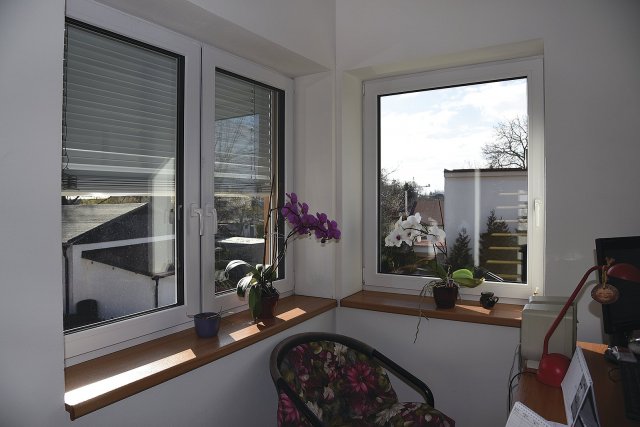 Plastová okna s trojskly v 1. podlaží jsou vybavena kvůli ochraně před slunečním impaktem venkovními žaluziemi
