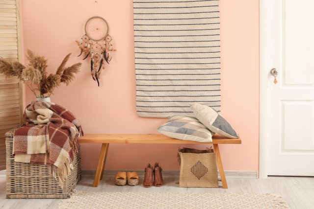 Růžová zútulňuje a hodí se i do stísněnějších prostor jakými jsou třeba předsíně bytů. foto: Pixel-Shot,Shutterstock