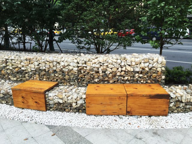 Gabiony lze využít též jako podklad lavic v rámci městského mobiliáře, foto: Serg Inter
