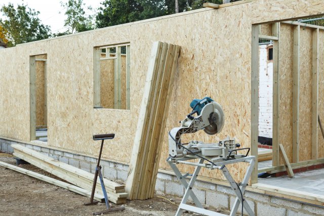 OSB desky jsou na trhu dostupné v několika jakostech, od nichž se odvíjí i její výsledné použití – například jako vysoce zatížitelná stavební deska foto: Paul Maguire, Shutterstock