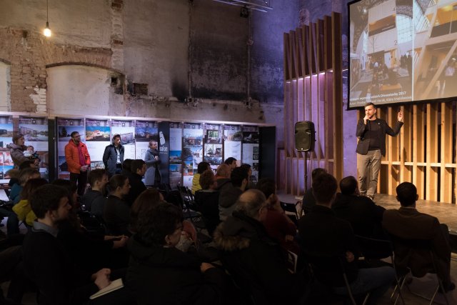 Fotografie zachycuje dění jednoho z minulých ročníků Salonu dřevostaveb