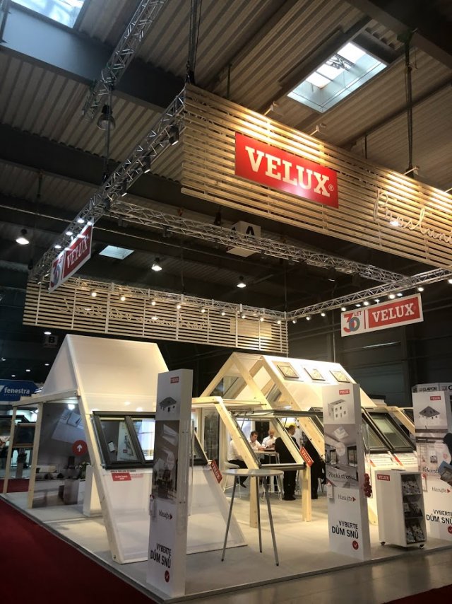 Společnost Velux získala v rámci soutěže o Zlatou tašku čestné uznání, a to za unikátní systém střešního trojokna v jediném rámu