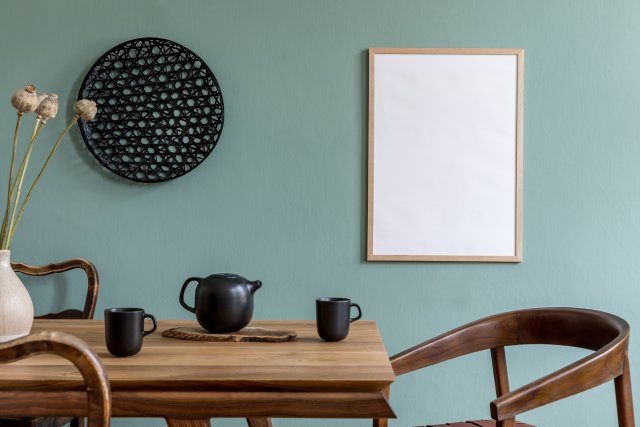 Jednou ze současných trendů v oblasti barev je eukalyptová. V kombinaci se dřevěným nábytkem učiní váš interiér jedinečným. foto: Followtheflow, Shutterstock