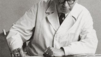 Archivní snímek zachycuje autora staveb Vysoké školy chemicko-technologické, Antonína Engla