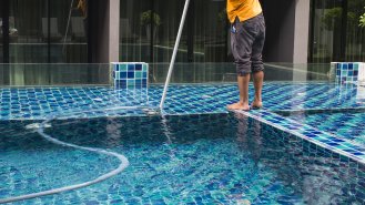 Čištění dna vodním vysavačem je účinným způsobem, jak uchovat v bazénu hygienicky přívětivé prostředí, foto: repbone