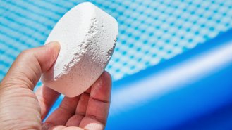 Chlorové tablety uvolňují chlor do bazénu postupně, jsou určeny pro celosezónní údržbu, foto: pixinoo