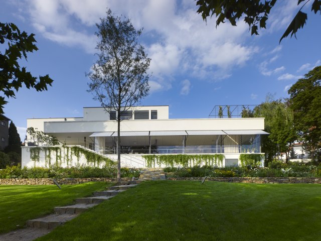 Stavba je jednou z nejvýznamnějších počinů slavného architekta Miese, významného představitele architektury 20. století