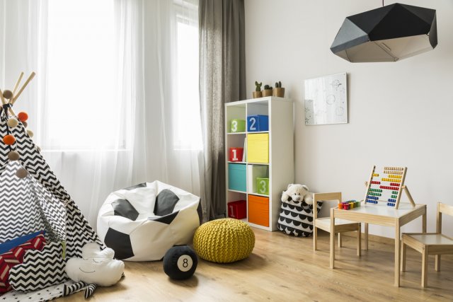 Úsporným řešením pro vybavení dětského pokoje a získání úložných prostorů mohou být barevné regály. Zdroj: Photographee.eu, 