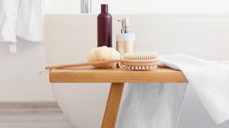 I v koupelně poslouží jako odkládací plocha – pozor jen, měla by být z materiálů odolných proti vlhkosti, například z exotického dřeva. foto: Pixel-Shot