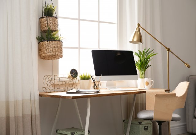 Skvěle se ujme pracovní kout v například obývacím pokoji, kde dokáže splynout s okolním děním. Zdroj: New Africa, Shutterstock