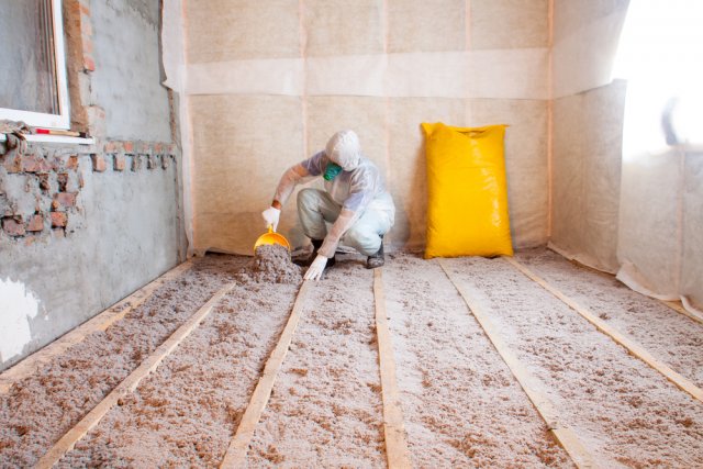 Ekologická tepelná izolace podlahy domu z recyklovaného papíru. Foto: Mironmax Studio