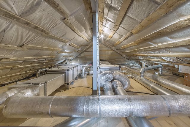 Centrální systém řízeného větrání obsahuje nejenom samotné jednotky, ale především množství potrubí. Foto: Alhim, Shutterstock