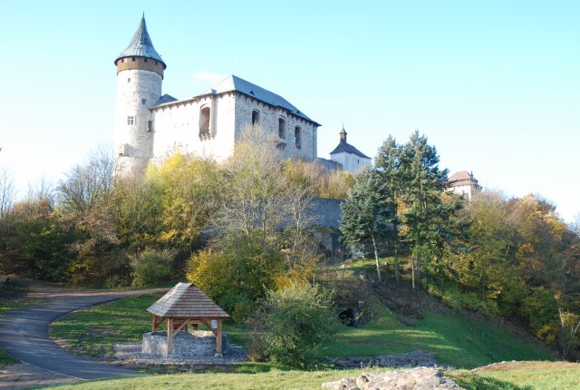 Na hradě kdysi fungovala výletní restaurace, kterou navrhl architekt Dušan Jurkovič. 