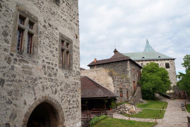Právě Pernštejnové věnovali velkou pozornost vybudování nedobytného opevnění hradu. 