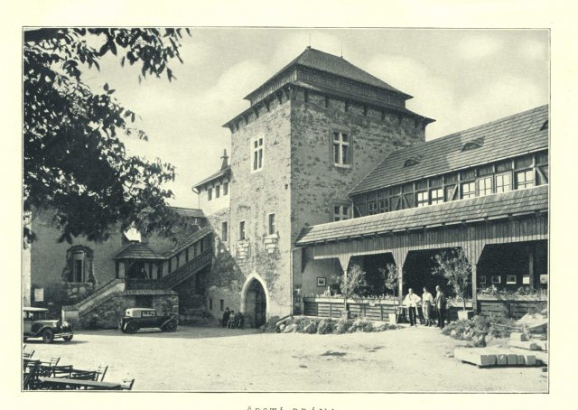 Archivní záběry hradu.