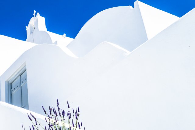 Tradiční bílé fasády v Řecku se neohřívají zdaleka tolik jako tmavé povrchy, které jsou typické i pro českou architekturu. Foto: Zharov Pavel