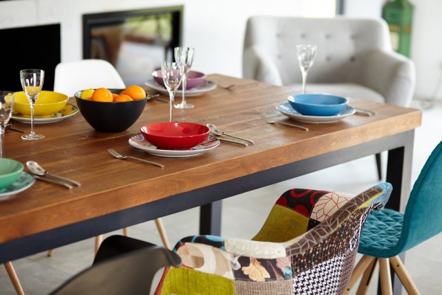 I kuchyň může být zařízena v optimistickém stylu. Stačí vyměnit fádní bílé nádobí za talíře a misky s barevnými ornamenty či barevné sklenice.  Zdroj: Rasta 777, Shutterstock