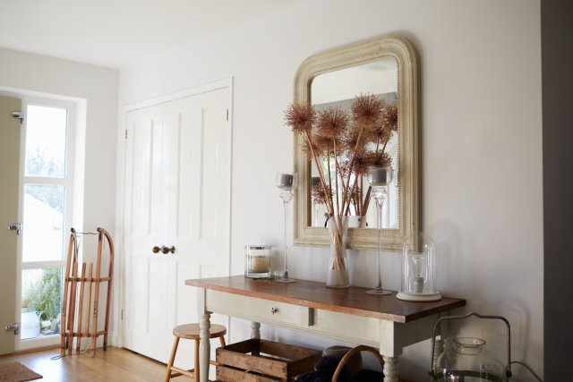 V předsíni na chalupě skvěle působí i starý zrenovovaný nábytek či zrcadlo s repasovaným rámem. Foto: Monkey Business Images