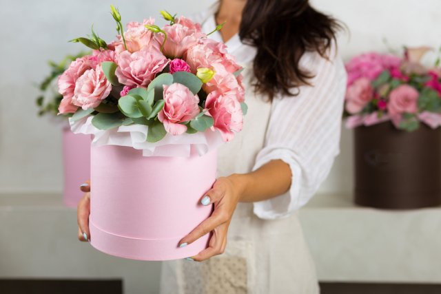 Z řezaných rostlin lze také vytvářet krásné dekorace. Trendem jsou například růže v boxu, které budou působit v interiéru luxusním dojmem. Zdroj: Tinatin, Shutterstock