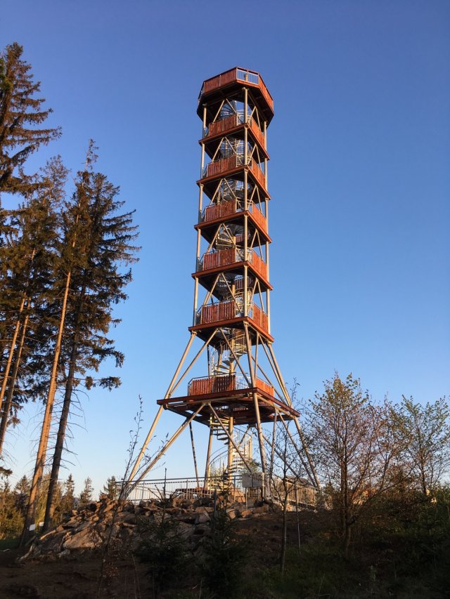 Rozhledna na Feistově kopci (711 m. n. m) v Olešnici v Orlických horách.