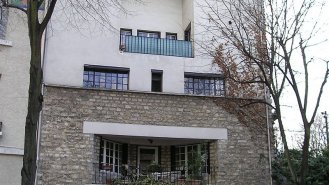 Dům Tristana Tzary v Paříži, 1928. Zdroj: Zabia, Wikipedia