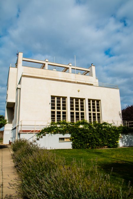 Na pražském Smíchově se nachází Winternitzova vila, jde o realizaci architektů Adolfa Loose a Karla Lhoty. Objekt byl postaven v roce 1932 pro rodinu právníka Josefa Winternitze. Vilu je možné navštívit v rámci komentovaných prohlídek. Zdroj: Anrephoto