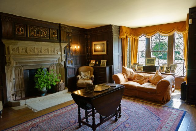 Anglické obývací pokoje jsou jedinečné, útulné a zároveň majestátní. Stačí si vybavit, jak bydlel Sherlock Holmes a inspirace je na světě. Zdroj: PJ Photography