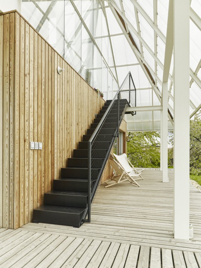 Přístup do skleníku v 1. nadzemním podlaží je umožněn z kryté terasy po ocelovém schodišti.