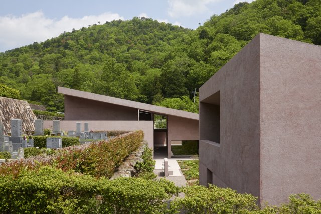 Pro hřbitov v japonském městě Inagawa navrhli architekti studia David Chipperfield Architects soustavu staveb z pigmentového červeného betonu, které plní funkci kaple, svatyně a návštěvnického centra. Foto: Keiko Sasaoka