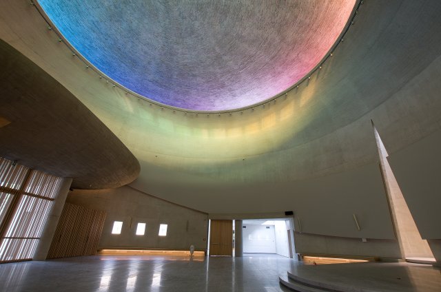 Stropu dominuje klenba, kterou obklopuje kruhové okno s barevnými skly. Sluneční paprsky tak v chrámu vytváří originální duhové barevné spektrum.