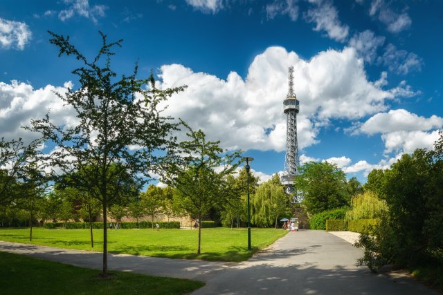 Petřínská rozhledna má dvě vyhlídkové plošiny, které poskytují výhled na panoráma Prahy včetně blízkého Pražského hradu. Zdroj: ©Prague City Tourism