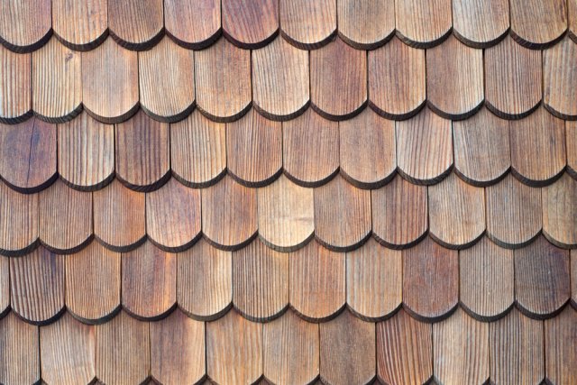 Dřevěné šindele jsou tradiční, ekologickou a nadmíru estetickou střešní krytinou. Foto: Valentina Proskurina