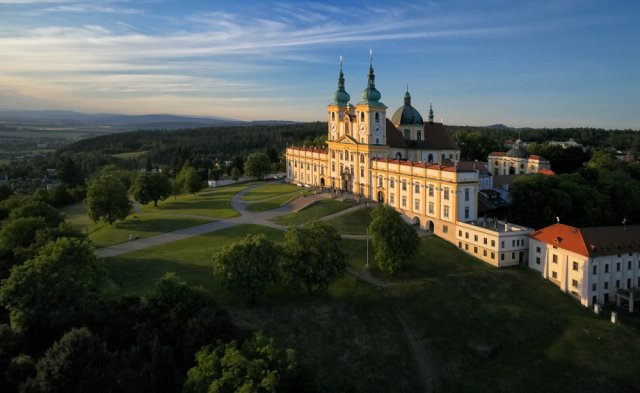 Bazilika se nachází v areálu premostrátského proboštství na Svatém Kopečku u Olomouce. Na Svatém Kopečku je také vybudovaná naučná stezka. Zdroj: Martin Mecnarowksi