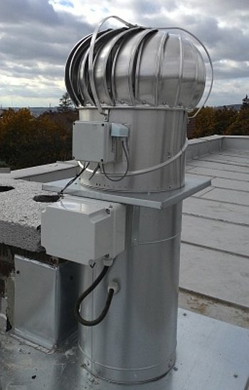 Hybridní ventilační turbína s řídicí jednotkou a pomocným ventilátorem (foto Lomanco)