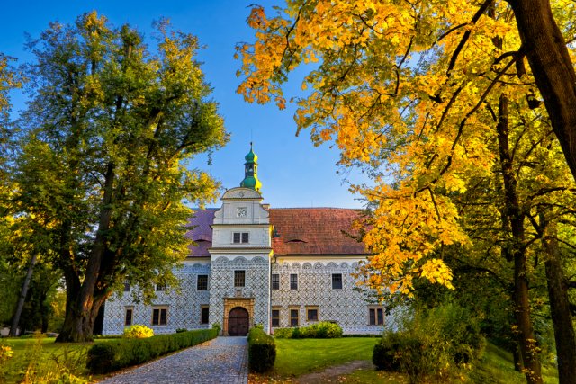 Unikátní sgrafitová výzdoba, pokrývající všechna vnější i vnitřní průčelí, je vysoce ceněna odborníky i širokou veřejností. Kobercová sgrafita navíc zachránila zámek před demolicí. Zdroj: Vladimir Berny, Shutterstock