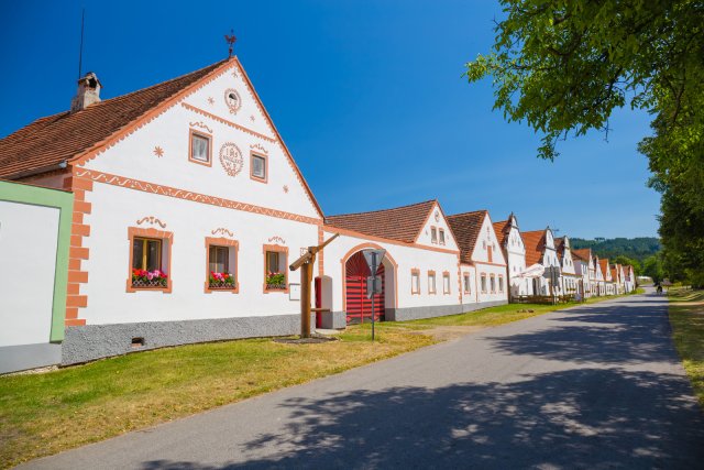 Izolace letnímu přehřívání sama o sobě nezabrání, spíše naopak. Přesvědčit se o tom může každý návštěvou starého neizolovaného kamenného venkovského stavení (foto Josef Skacel, Shutterstock)