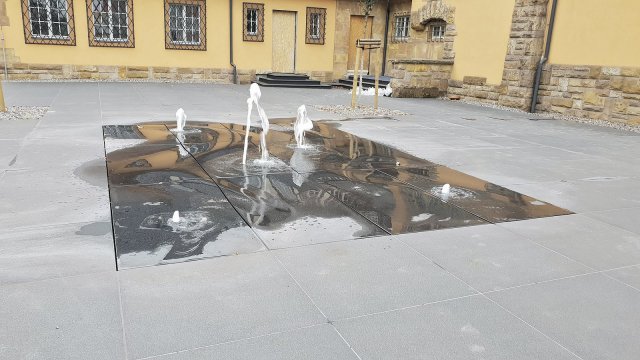 V areálu Třineckých železáren je umístěna okrasná fontána z nerezové oceli. Uvnitř trysek se
mísí vzduch a voda v takovém poměru, aby byl vytvořen působivý a šumivý vodní sloupec, který dosahuje až 10 metrů