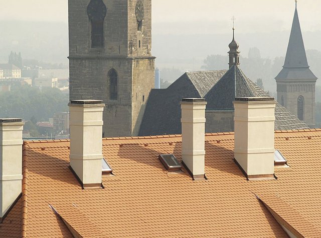 Solara KLASIK je speciální střešní okno pro historicky cenné budovy.
Na fotografi i budova bývalé Jezuitské koleje v Kutné Hoře