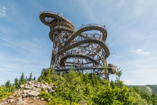 Ze samého vrcholku vás čekají výhledy na celý masiv Králického Sněžníku s malebným údolím řeky Moravy. Zdroj: Jan Pasler, Shutterstock