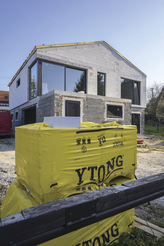 Montáž těžké střechy Ytong zvládnou i lidé stavějící svépomocí. Dvojice zručných pracovníků ji zhotoví během tří dnů