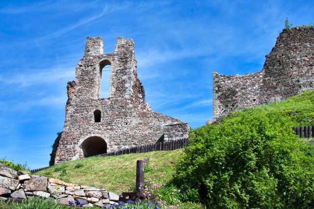  Dominantou Potštejna jsou trosky mohutného hradu, jehož historie se začala psát již koncem 13. století. Zdroj: Beneda Miroslav, Shutterstock
