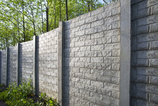 Prefabrikované betonové ploty jsou v Česku poměrně časté a finančně méně náročné. Foto: Josef Hanus 