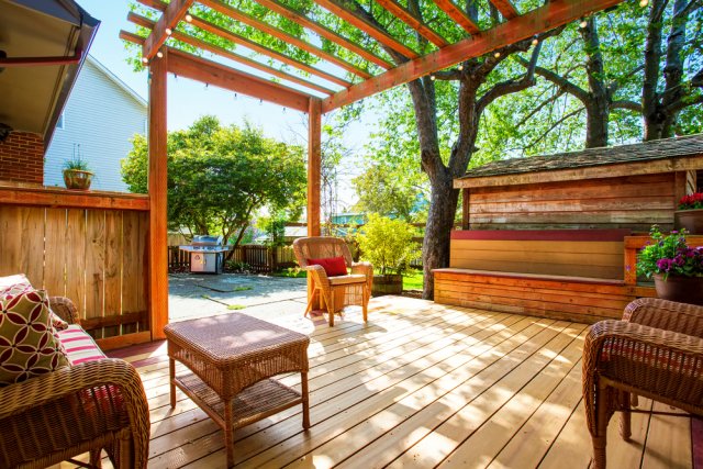 Dřevěná podlaha je pocitově hřejivá a dodá každému prostoru útulnost. Je však potřeba počítat s její kratší životností (průměrně 10-15 let), obzvláště pokud jdeo terasu nekrytou. Foto: Artazum, Shutterstock