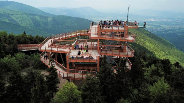 Součástí stezky je jediný lanový chodník v ČR a nejdelší skywalk v Evropě. Stavba se také pyšní Himalájským chodníkem, který můžete použít pro výstup na stezku. Zdroj: archiv Stezky Valašky